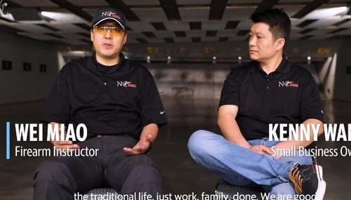 中國僑網(wǎng)苗魏和王肯尼(美國中文網(wǎng)視頻截圖)