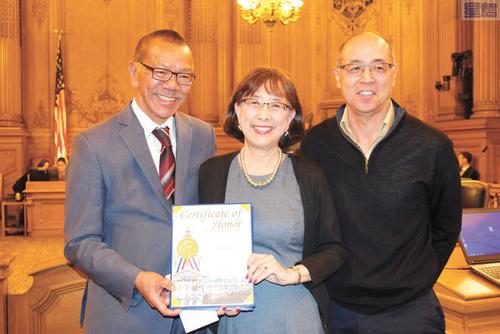 中國(guó)僑網(wǎng)舊金山市參事余鼎昂表揚(yáng)Minami Tanaki律師事務(wù)所的移民權(quán)益律師Minette Kwok。(美國(guó)《星島日?qǐng)?bào)》/余鼎昂辦公室供圖)