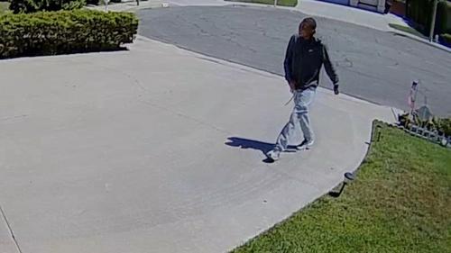 中國(guó)僑網(wǎng)鄰居監(jiān)控錄像拍下嫌犯影像。(美國(guó)《世界日?qǐng)?bào)》/讀者供圖)