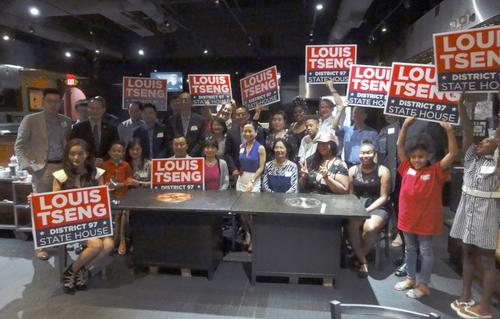 中國僑網(wǎng)曾超漢與支持者。 (美國《世界日報》/吳炳宏 攝)