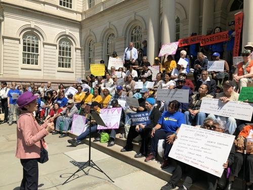 中國(guó)僑網(wǎng)紐約市議會(huì)老人委員會(huì)主席陳倩雯(左)帶領(lǐng)耆老向市長(zhǎng)辦公室方向疾呼“別忘了老人”。(美國(guó)《世界日?qǐng)?bào)》/洪群超 攝)