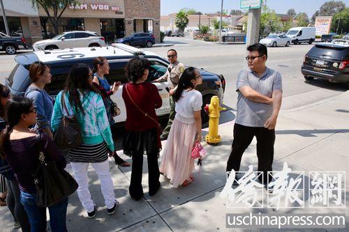 中國僑網(wǎng)幾名按摩執(zhí)照班的畢業(yè)生(左側(cè))在與校方負(fù)責(zé)叫警察的職員(右側(cè))理論。(美國《世界日?qǐng)?bào)》/邱晨 攝)