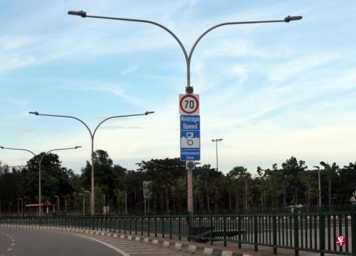 中國僑網(wǎng)新型超速偵測系統(tǒng)“平均測速攝像機(jī)”。(新加坡《聯(lián)合早報(bào)》記者 鄔福梁攝)