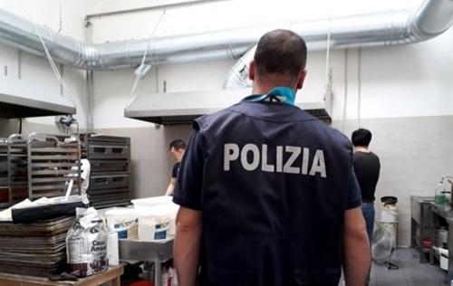 中國僑網(wǎng)意大利普拉托警方檢查華人食品加工廠。(歐聯(lián)通訊社)