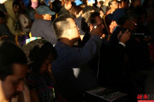 中國僑網(wǎng)華裔聽眾在觀眾席中為江俊輝拍照。(美國《僑報(bào)》/高睿 攝)