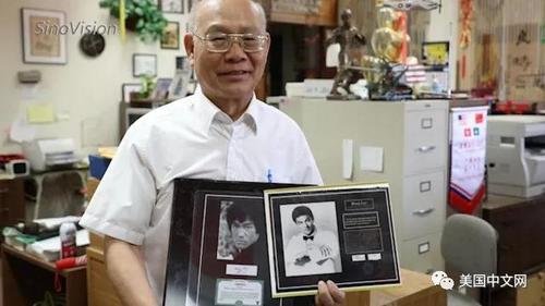 中國僑網(wǎng)陳燦培拿著李小龍的兩份頭發(fā)收藏。(美國中文網(wǎng)/門萌萌 攝)