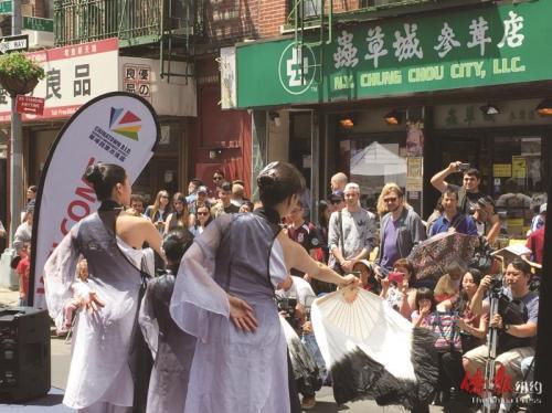 中國僑網(wǎng)民眾欣賞豐富多彩的文藝表演。(美國《僑報(bào)》/林菁 攝)