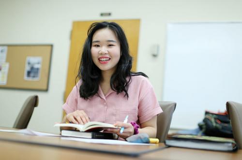 中國(guó)僑網(wǎng)鄧曉文在洛杉磯州大校園內(nèi)學(xué)習(xí)。(美國(guó)《世界日?qǐng)?bào)》/J. Emilio Flores/Cal State LA供圖)