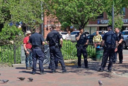 中國僑網(wǎng)紅衣白人男子以種族歧視字眼辱罵翁銀壯(黃衣者),警方到場(chǎng)處理。(美國《世界日?qǐng)?bào)》記者朱澤人 攝)