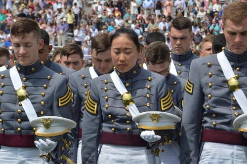 中國僑網(wǎng)王謙愛(中)以全年級第26名的優(yōu)秀成績畢業(yè)。(美國《世界日報》/牟蘭 攝)