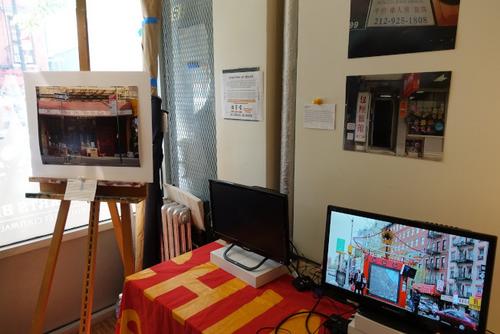 中國(guó)僑網(wǎng)參觀者可通過(guò)手機(jī)程序觀看華埠九個(gè)地點(diǎn)的過(guò)去樣貌與現(xiàn)今模樣。(美國(guó)《世界日?qǐng)?bào)》/金春香 攝)