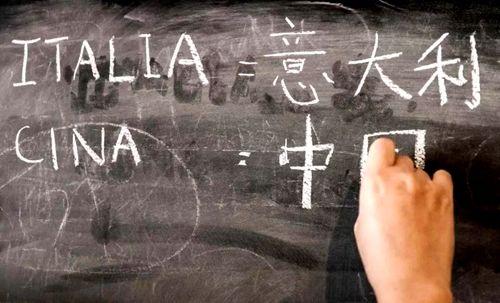中國僑網(wǎng)意大利博洛尼亞市華人酒吧教中文使用的黑板。(圖片來源:歐聯(lián)網(wǎng))