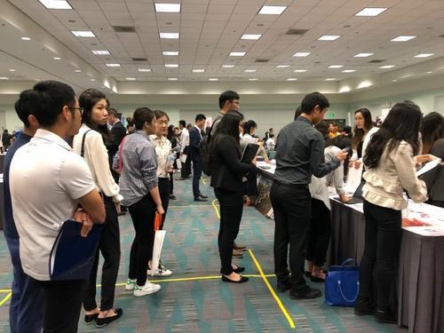 中國(guó)僑網(wǎng)中國(guó)畢業(yè)生在美國(guó)的就業(yè)市場(chǎng)。(美國(guó)《世界日?qǐng)?bào)》檔案圖片)