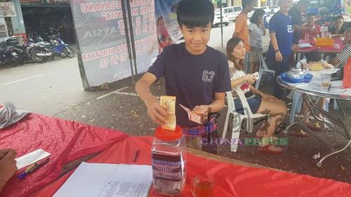 中國僑網(wǎng)余峻葦響應(yīng)“捐款救國”,把存了5個(gè)月的零用錢捐給希盟政府減國債。(馬來西亞《中國報(bào)》)