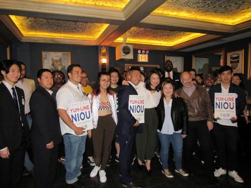 中國僑網(wǎng)紐約州華裔眾議員牛毓琳(前排右四)3日舉行競(jìng)選連任誓師大會(huì)。 (美國《世界日?qǐng)?bào)》/顏嘉瑩 攝)