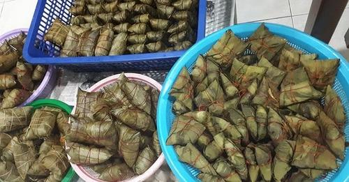 中國僑網(wǎng)葉女士準備為顧客訂購的粽子送貨。(馬來西亞《詩華日報》)