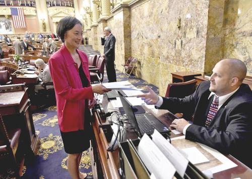 中國(guó)僑網(wǎng)戴怡平宣誓首日便就遲遲未能過(guò)關(guān)的州預(yù)算案提出「No Budget, No Pay」法案。(來(lái)源:美國(guó)《世界日?qǐng)?bào)》 戴怡平提供)
