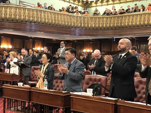 中國僑網(wǎng)顧雅明(右二)7日在市議會(huì)例會(huì)介紹兩條改善行人品質(zhì)的提案。(美國《世界日?qǐng)?bào)》檔案照)