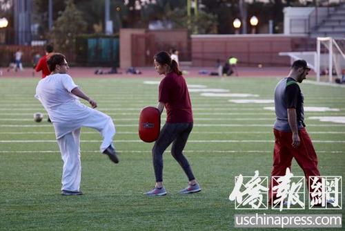 中國僑網(wǎng)資料圖:美國南加州大學(xué)運(yùn)動場上的國際學(xué)生。(美國《僑報》/邱晨 攝)
