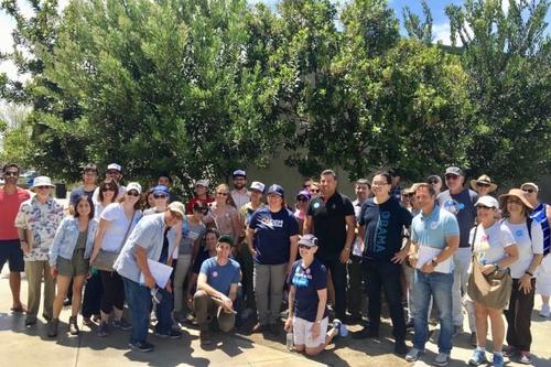 中國僑網(wǎng)美國加州民主黨組織支持者在橙縣集會(huì)造勢。(美國《世界日?qǐng)?bào)》/李天然供圖)