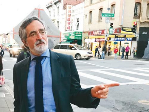 中國僑網(wǎng)提案禁大麻店進駐華埠的市議員佩斯金,堅決反對市規(guī)劃局修改法案為僅有效兩年。(美國《世界日報》/李秀蘭攝)