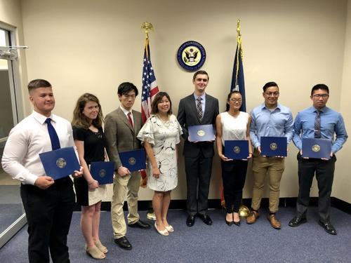 中國僑網(wǎng)美國華裔國會眾議員孟昭文(左四)向獲軍校錄取的學生頒發(fā)國會證書。(美國《世界日報》/朱蕾 攝)