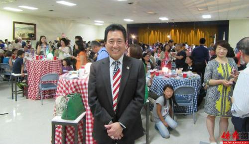 中國僑網(wǎng)數(shù)百位居民共慶戴守真成為亞市新任市長。(美國《僑報》/翁羽 攝)