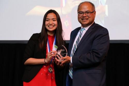 中國(guó)僑網(wǎng)資料圖:陳心洋獲頒“2018年科研項(xiàng)目獎(jiǎng)”。(美國(guó)《僑報(bào)》/高睿 攝)