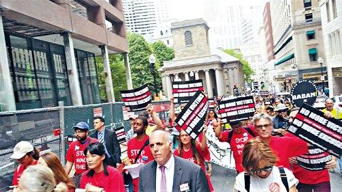 中國僑網(wǎng)游行示威隊(duì)伍。(圖片來源:美國《星島日?qǐng)?bào)》)