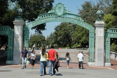 中國僑網(wǎng)SAT入學(xué)考試成績是美國華裔生邁入柏克萊加大的階梯。(美國《世界日?qǐng)?bào)》/丁曙 攝)