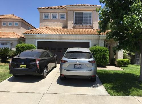 中國(guó)僑網(wǎng)住宅前停靠華人夫婦生前使用的車子。(美國(guó)《世界日?qǐng)?bào)》/啟鉻 攝)