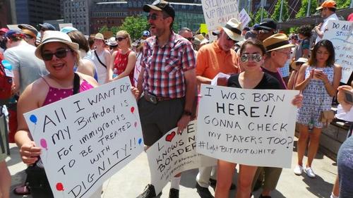 中國僑網(wǎng)游行隊(duì)伍中有許多全家行動的參與者。(美國《世界日報(bào)》/唐嘉麗 攝)