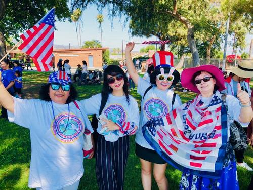 中國僑網(wǎng)華人居民們穿戴有著美國獨(dú)立日節(jié)日氣氛的服裝飾物,興高采烈參加社區(qū)游行活動(dòng)。(美國僑報(bào)網(wǎng)/翁羽 攝)