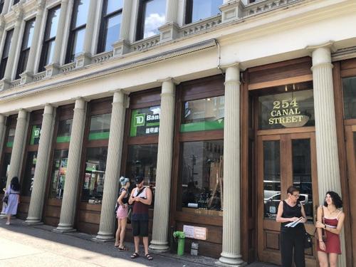 中國僑網(wǎng)遭搶劫銀行。(美國《世界日報》/金春香 攝)