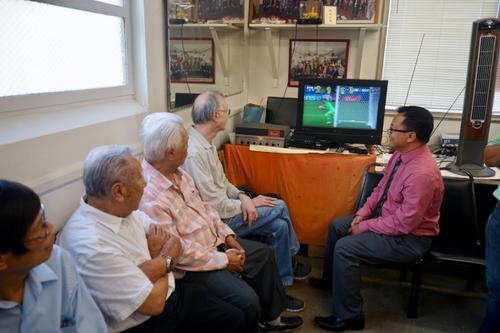 中國僑網(wǎng)不想錯過精彩賽事。華人球迷利用社團活動間隙看球。(美國《世界日報》/陳開 攝)