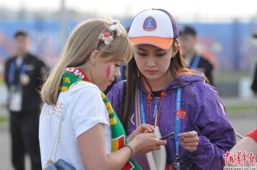 中國(guó)僑網(wǎng)志愿者徐琛為觀眾服務(wù)。中國(guó)青年報(bào)·中青在線特派記者 梁璇/攝