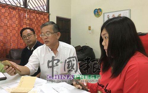 中國僑網(wǎng)周世揚(左2)以本身手機撥打給“AXE”,但對方未接通來電。(馬來西亞《中國報》)