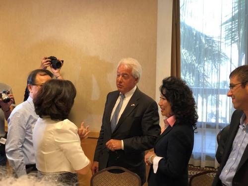 中國(guó)僑網(wǎng)美國(guó)共和黨州長(zhǎng)候選人考克斯贏得華裔支持。(美國(guó)《僑報(bào)》/聶達(dá) 攝)