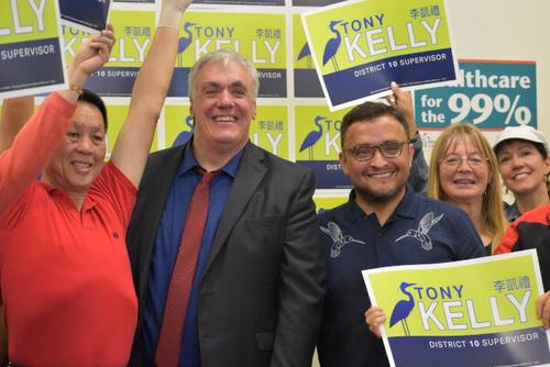 中國(guó)僑網(wǎng)美國(guó)舊金山第十選區(qū)市議員候選人李凱禮(左二)設(shè)在訪(fǎng)谷區(qū)的競(jìng)選辦事處開(kāi)幕,舊金山民主黨主席甘大為(右三)到場(chǎng)背書(shū)。(美國(guó)《世界日?qǐng)?bào)》/李秀蘭 攝)