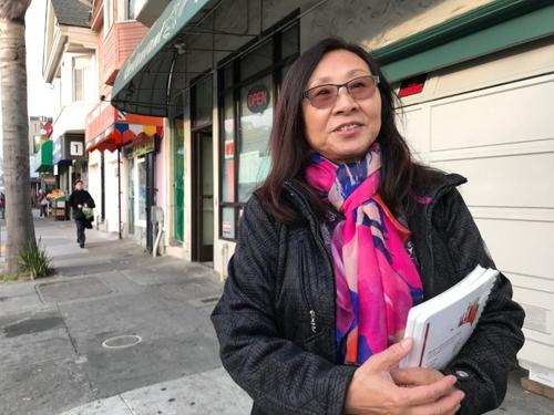 中國(guó)僑網(wǎng)舊金山上海協(xié)會(huì)會(huì)長(zhǎng)李美玲吁全體市議員投票支持華埠禁大麻法案。(美國(guó)《世界日?qǐng)?bào)》/李秀蘭 攝)