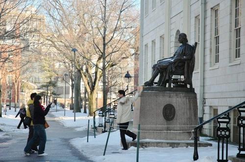 中國僑網(wǎng)哈佛大學創(chuàng)辦人的銅像,受到無數(shù)學子頂禮膜拜。(美國《世界日報》/丁曙 攝)