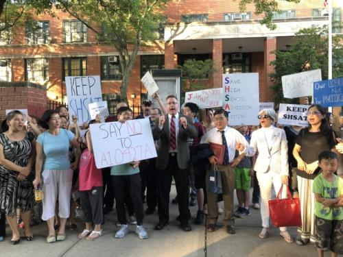 中國(guó)僑網(wǎng)力保SHSAT,逾200名華裔民眾自發(fā)集會(huì)。(紐約《僑報(bào)》/張晶 攝)