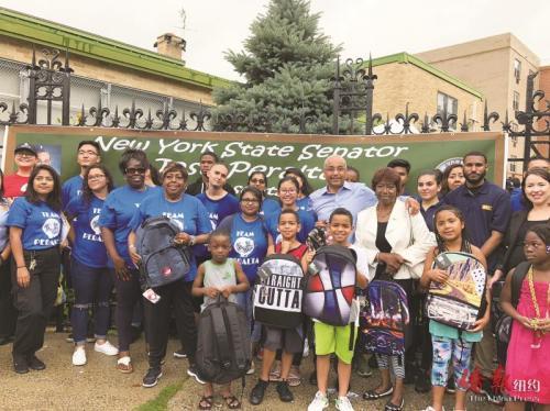 中國僑網(wǎng)參議員佩拉爾塔與志愿者在第九屆免費贈送書包活動前。(圖片來源:紐約《僑報》)