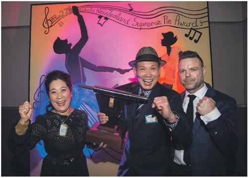 中國僑網獲得大獎的“新西蘭派王”夫妻(左起二人)(新西蘭《中文先驅報》)