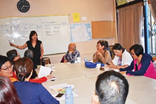 中國(guó)僑網(wǎng)美國(guó)舊金山社區(qū)資源中心行政主任杜麗莎向小業(yè)主們分析當(dāng)前灣區(qū)的租賃法律。(美國(guó)《世界日?qǐng)?bào)》/黃少華 攝)