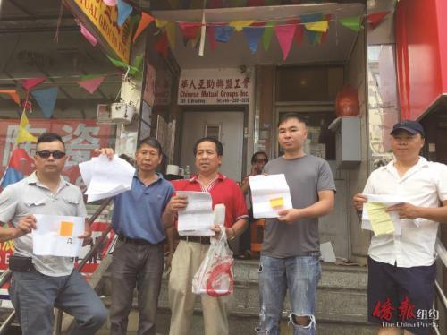 中國僑網(wǎng)華人外賣郎手里拿著罰單,抱怨警察用各種名堂嚴(yán)打外賣單車。(紐約《僑報(bào)》/林菁 攝)