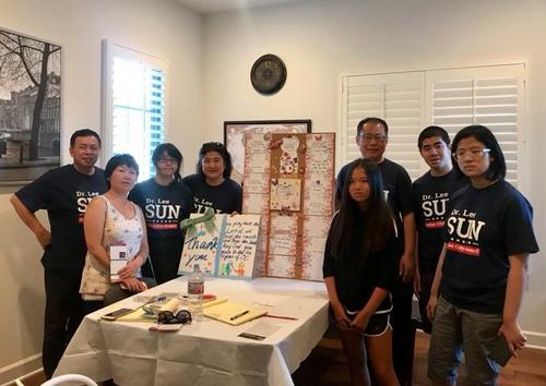 中國僑網(wǎng)爾灣華裔代表(左起: 卓冰, Ray Chiang, 孫立清,Hildreth, Greg)向紅十字會捐款支持救火消防員。(美國《僑報》/尚穎 攝)