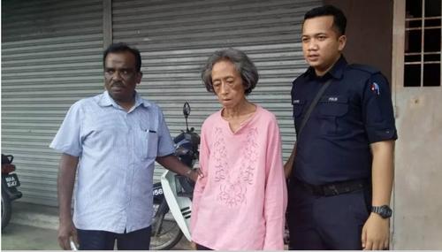 中國僑網湯姆斯(中)同時準備將該名男子(右)帶往收留中心。(圖片來源:星洲日報)