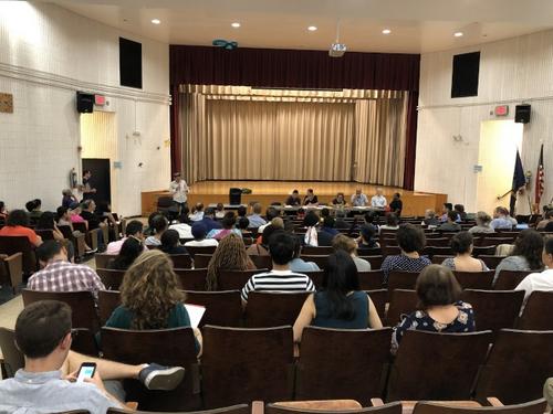 中國(guó)僑網(wǎng)紐約曼哈頓第三社區(qū)委員會(huì)14日針對(duì)下東城兩橋社區(qū)三個(gè)開(kāi)發(fā)案舉辦公聽(tīng)會(huì),聽(tīng)取社區(qū)居民意見(jiàn)。(美國(guó)《世界日?qǐng)?bào)》/顏嘉瑩 攝)