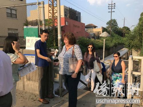 中國僑網(wǎng)紐約華裔居民聯(lián)盟成員在貝賽火車站進(jìn)行選民登記。(美國《僑報》/王伊琳 攝)